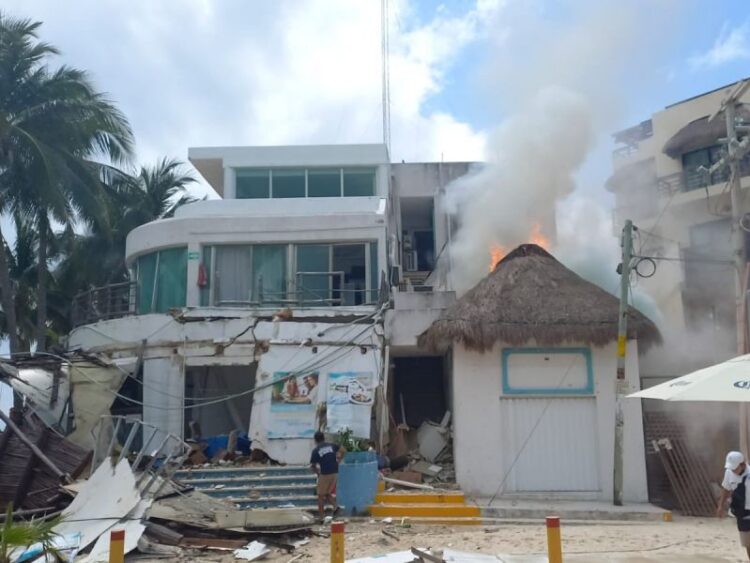 Explota tanque de gas en restaurante de Playa del Carmen; hay 2 muertos