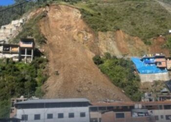 Derrumbe sepulta decenas de casas en Perú; buscan a personas atrapadas