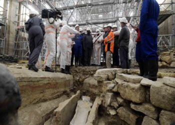 Antiguo sarcófago es encontrado bajo la catedral de Notre Dame en París