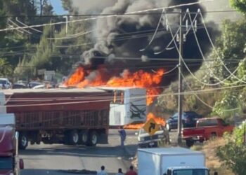 Pobladores de Michoacán incendian vehículos por desaparición de 2 estudiantes