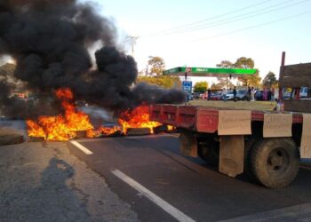 Bloquean y queman llantas en carretera México-Cuernavaca para liberar a secuestrados