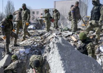 Rusia bombardea cuartel en Ucrania; hay decenas de muertos