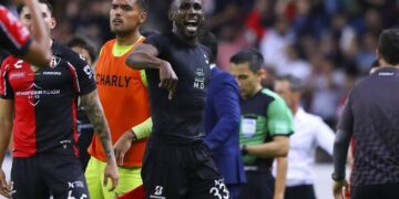 Julián Quiñones es suspendido por hacer señas obscenas