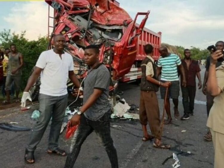 Choque entre autobús y camión deja al menos 22 muertos en Tanzania