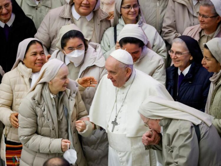 Papa Francisco permite a mujeres dirigir departamentos del Vaticano