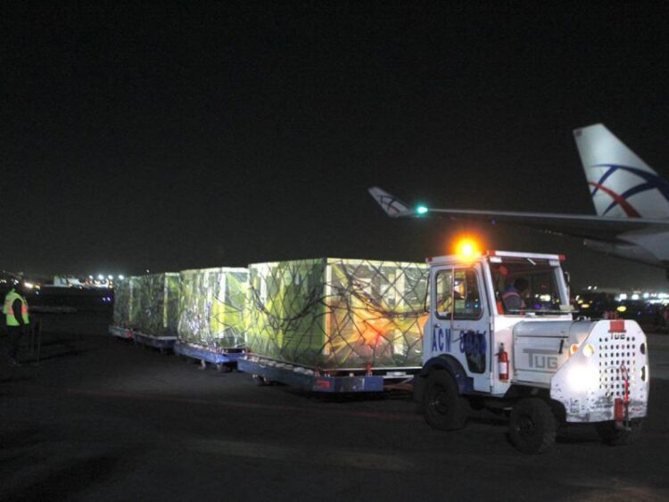 Llegó un lote con 14 millones de dosis contra covid a México