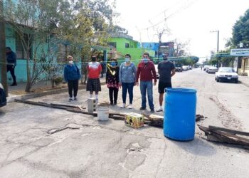 Bloquean calle en protesta porque camiones pasan a alta velocidad