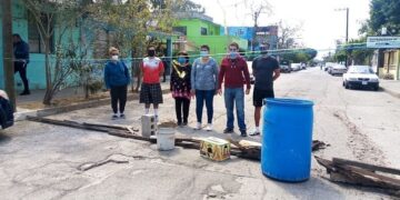 Bloquean calle en protesta porque camiones pasan a alta velocidad