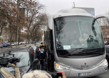 Rescatan a 20 mexicanos de Kiev, incluidos la embajadora y el cónsul