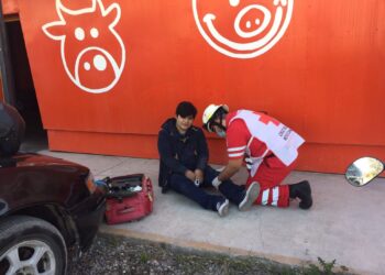 Cae estudiante de motocicleta y se lesiona