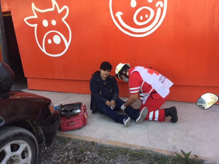 Cae estudiante de motocicleta y se lesiona