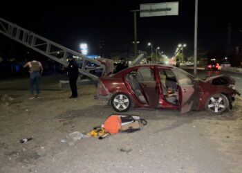 Ebria derriba estructura metálica al estrellar su auto