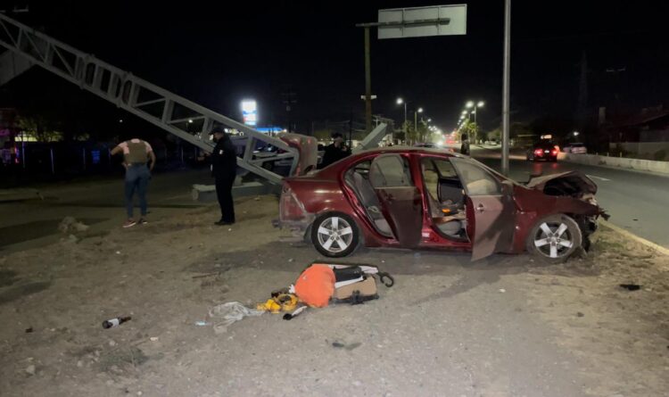 Ebria derriba estructura metálica al estrellar su auto