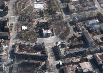 Mariúpol denuncia ataque ruso a escuela con 400 refugiados