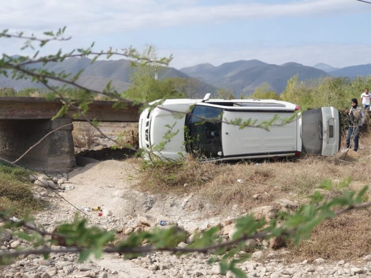 Vuelca camioneta y cae al río Los Troncones, en Cd. Victoria.