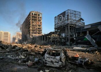 Rusia bombardea centro comercial en Kiev; hay al menos 8 muertos