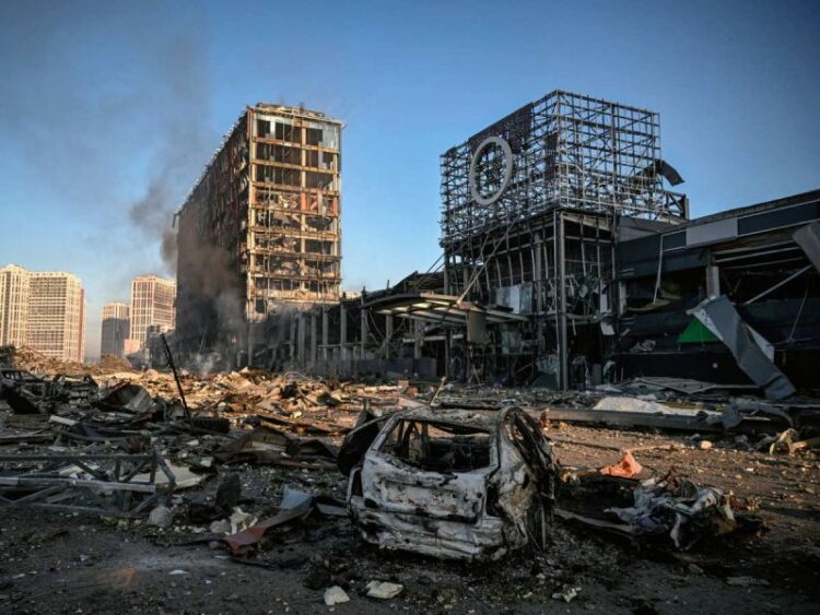 Rusia bombardea centro comercial en Kiev; hay al menos 8 muertos