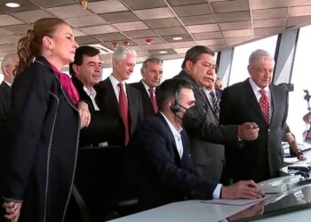 Supervisa López Obrador primer aterrizaje en el AIFA