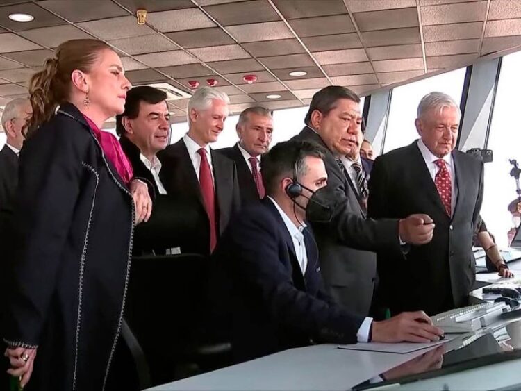 Supervisa López Obrador primer aterrizaje en el AIFA