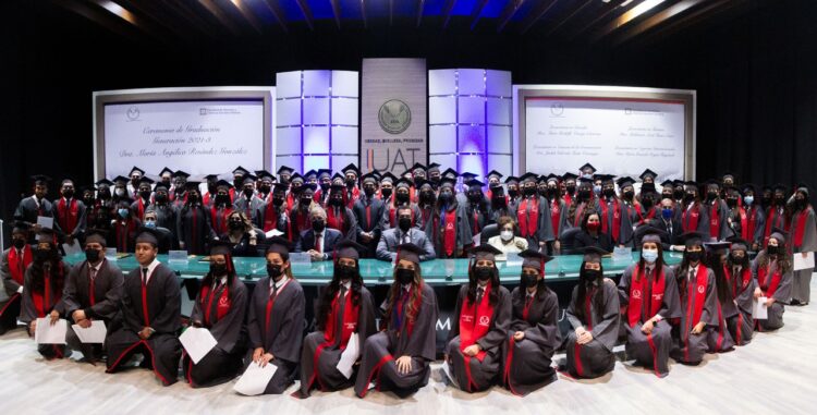 Preside Rector de la UAT graduación de la Facultad de Derecho Victoria