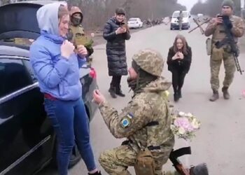 Soldado ucraniano pide matrimonio a su novia usando retén falso