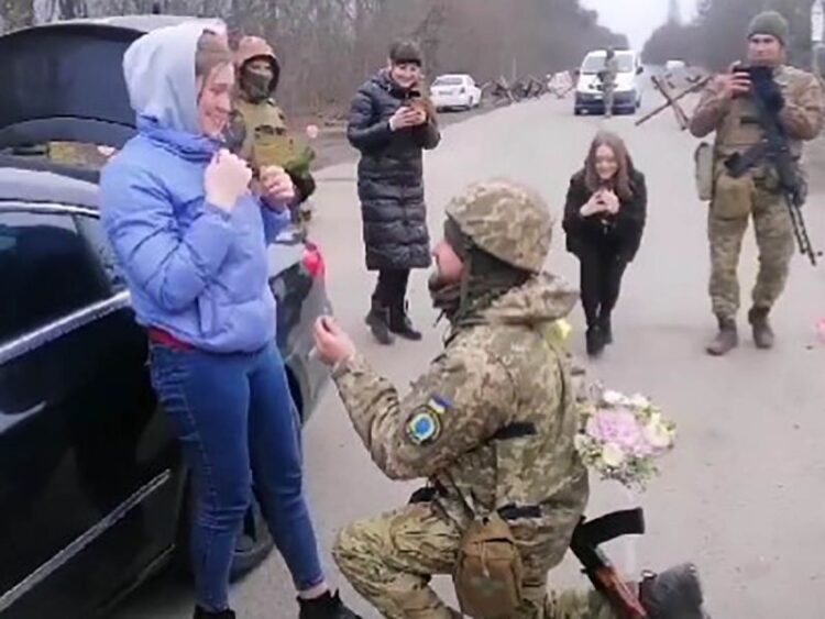 Soldado ucraniano pide matrimonio a su novia usando retén falso