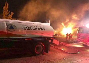 Se incendia pipa cargada con 20 mil litros de gasolina magna
