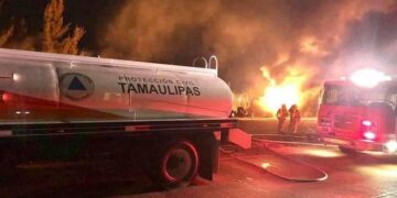 Se incendia pipa cargada con 20 mil litros de gasolina magna