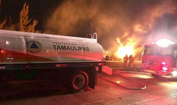Se incendia pipa cargada con 20 mil litros de gasolina magna