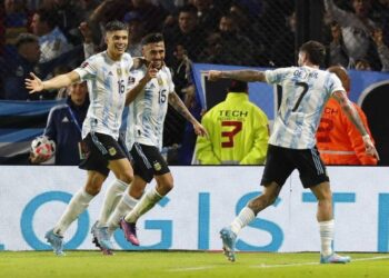 Argentina golea 3-0 a Venezuela y llega a 30 partidos invicta