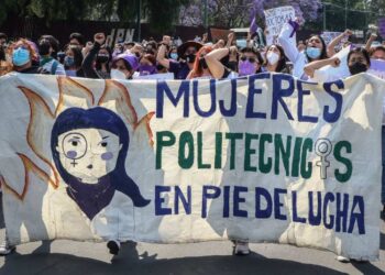 Alumnas se reúnen con el director del IPN; protestan por casos de abuso
