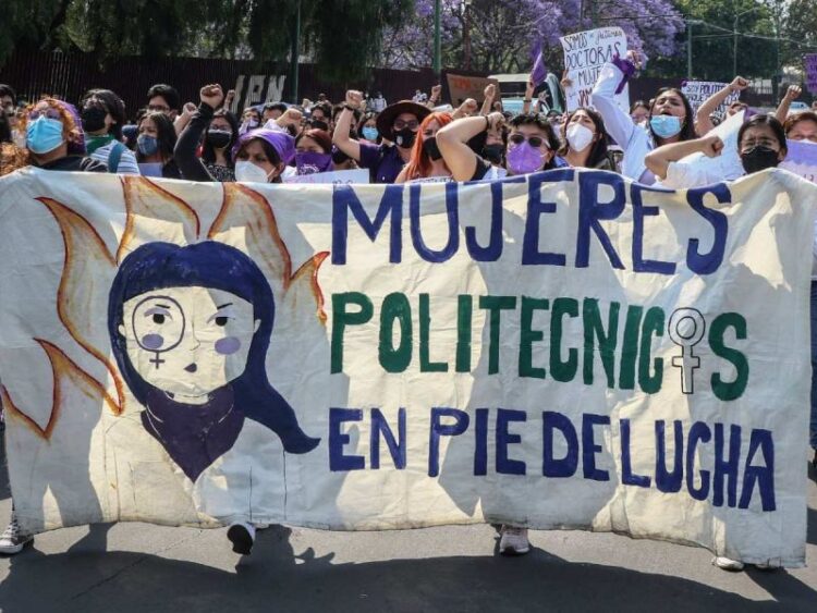 Alumnas se reúnen con el director del IPN; protestan por casos de abuso