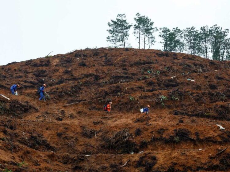 China confirma muerte de 132 personas por accidente de avión