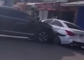 Mujer estrella camioneta contra auto de su esposo infiel