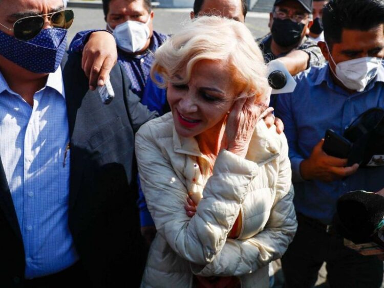 Alejandra Cuevas sale de penal de Santa Martha después de año y medio en prisión