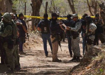 Investigan balacera y asesinatos en palenque clandestino de Michoacán