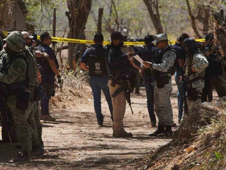 Investigan balacera y asesinatos en palenque clandestino de Michoacán