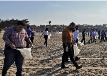 Empleados municipales participan en jornada de limpieza de playa Miramar