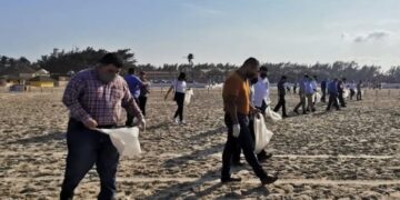 Empleados municipales participan en jornada de limpieza de playa Miramar