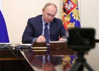 Putin fija condición para resolver crisis humanitaria en Mariúpol, Ucrania