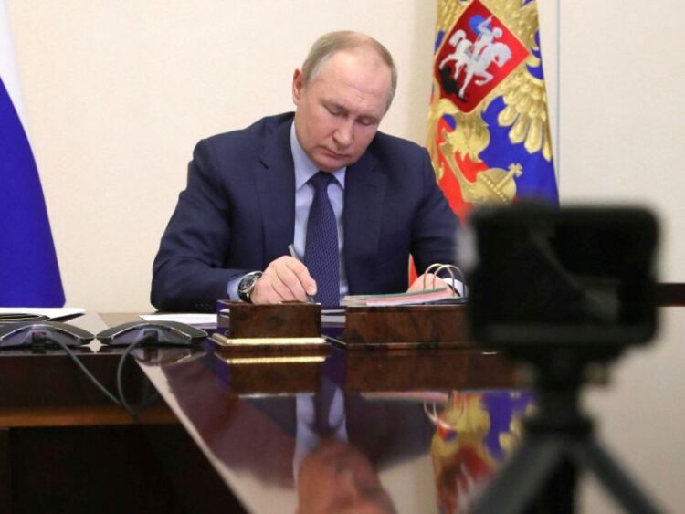 Putin fija condición para resolver crisis humanitaria en Mariúpol, Ucrania