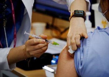 EU autoriza 2° refuerzo anticovid de Pfizer y Moderna para adultos de 50 años