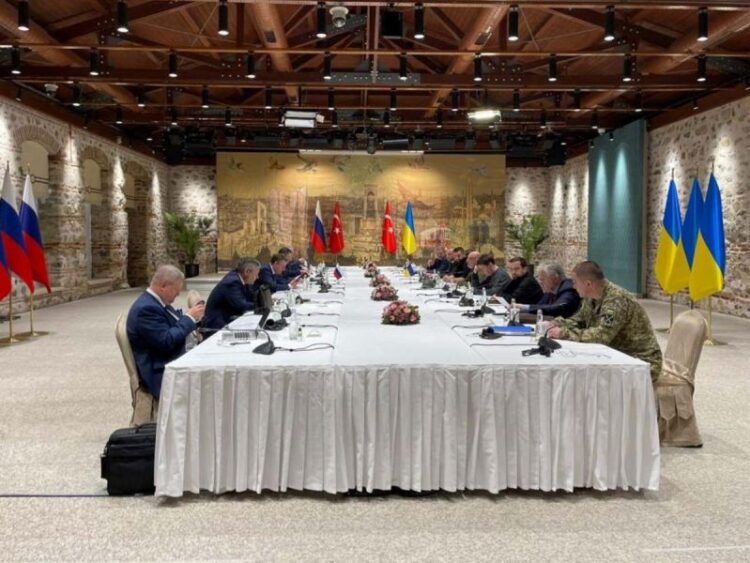 Rusia y Ucrania ven avance en negociaciones; Moscú promete reducir ofensiva