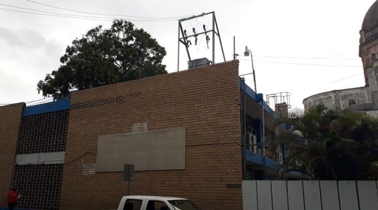 Por fin llega transformador a escuela de Tampico, después de 1 año