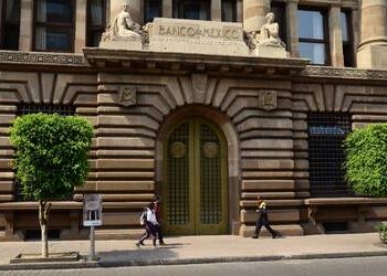 Banxico recorta su expectativa de crecimiento para el PIB de México; la deja en 2.4%
