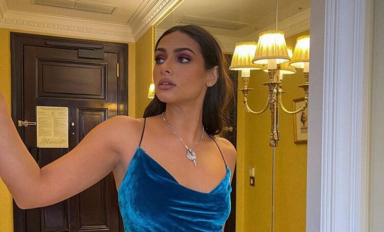 Renata Notni pone en tendencia los vestidos de terciopelo este verano