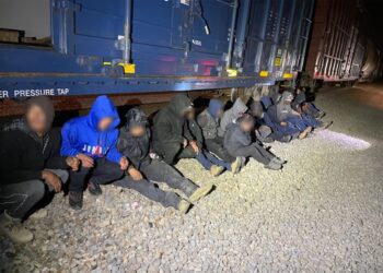 Frenan el “asalto” de indocumentados a trenes de carga