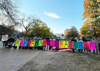 Aplaude López Obrador a Biden por exigir regularizar a migrantes