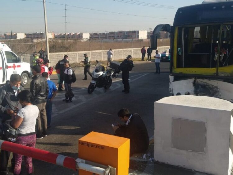 Autobús de pasajeros choca en la México-Pachuca; hay al menos 12 heridos