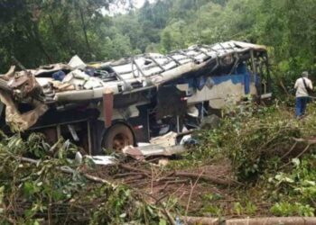 Diez muertos y 21 heridos al despeñarse un autobús al sur de Brasil